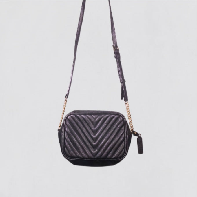 Victorias Secret Black Quilted Crossbody Bag Zip Closure Gold Chain Logo